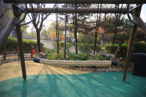 زمین بازی در فضای باز پل چرخشی 150 میلی متری تجهیزات بازی تاب طناب برای کودکان