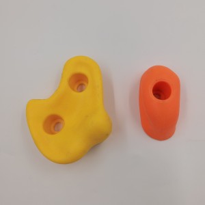 Sarkanas krāsas plastmasas virves savienotājs, ko izmanto rotaļu laukuma kombinācijas virvei